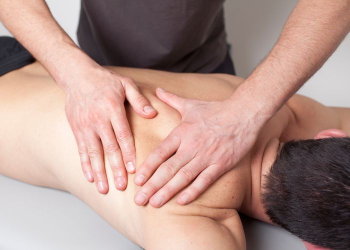Cómo quitar contracturas de espalda: consejos de un fisioterapeuta